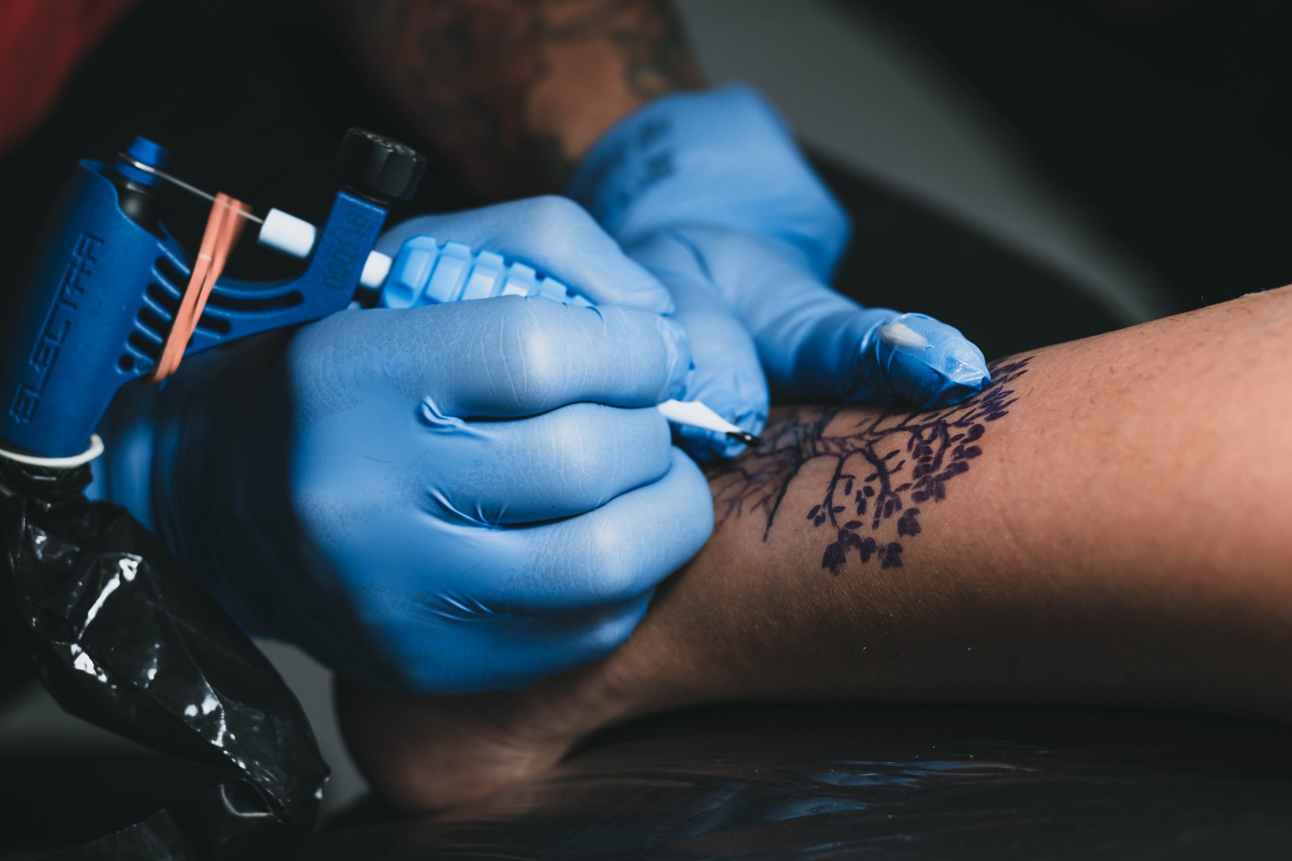 operatore tatuaggi e piercing